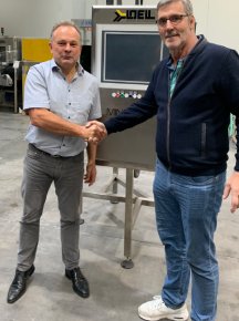 Jürgen Escher mit Handschlag Sepp Löll bei Machinenübergabe bei „Firma Escher” in Merdingen